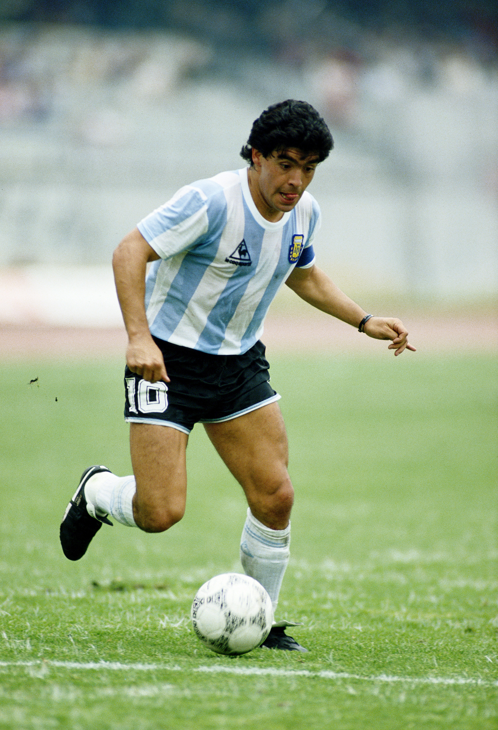 10 Jun 1986: Diego Maradona of Argentina in action during the World Cup First Round match against Bulgaria at the Olympic Stadium in Mexico City. Argentina won the match 2-0. Mandatory Credit: David Cannon/Allsport